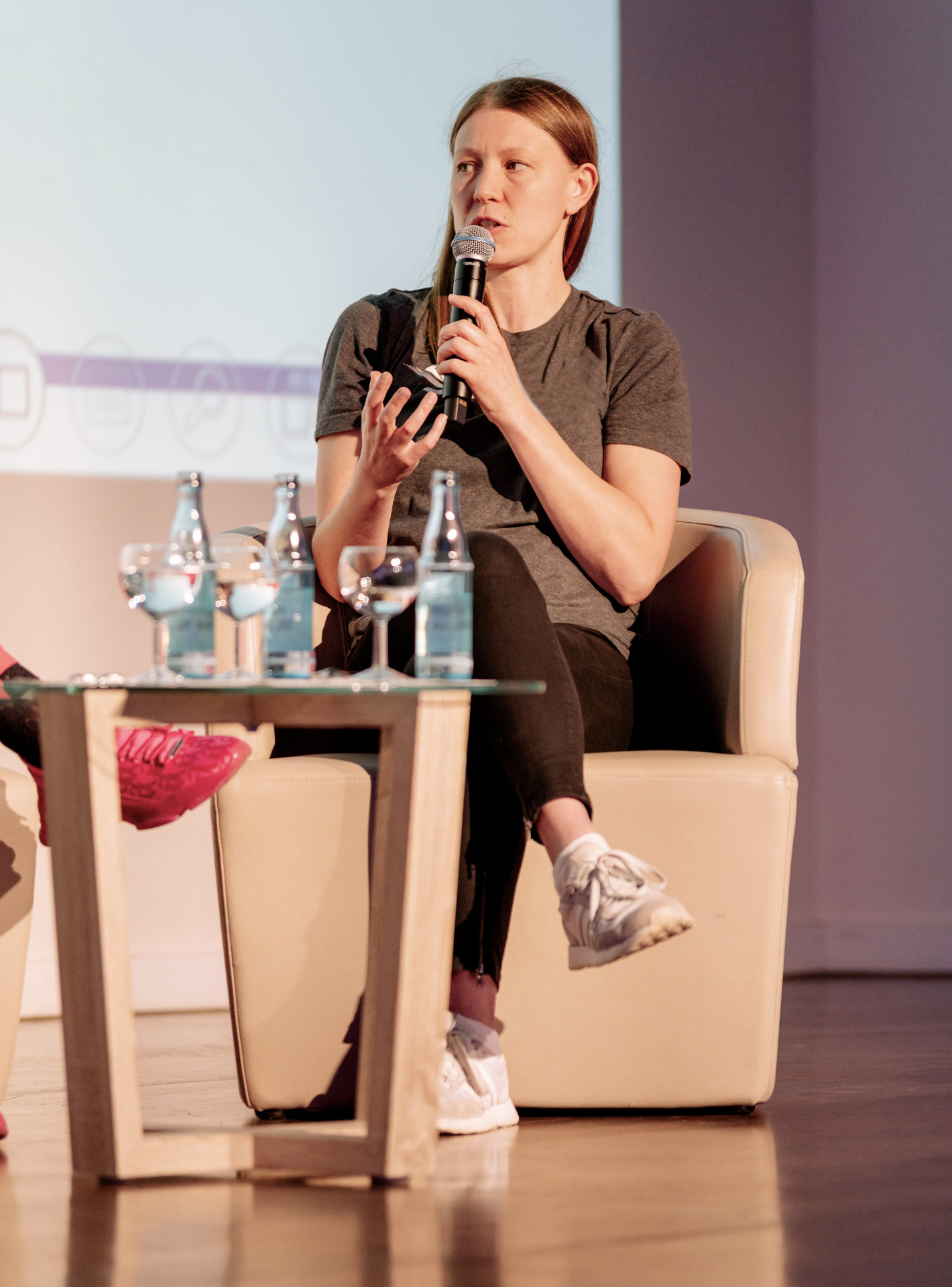 Jana Hasenberg bei einem Bühnengespräch